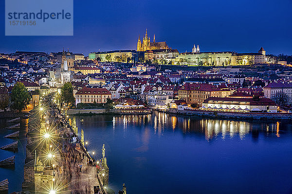 Tschechische Republik  Prag  Moldau  Karlsbrücke  Prager Burg und umliegende Gebäude bei Nacht