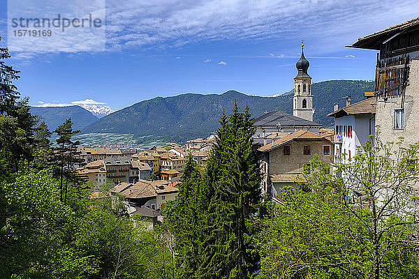Italien  Trentino  Fondo  Stadt auf dem Land im Frühling mit Bergen im Hintergrund
