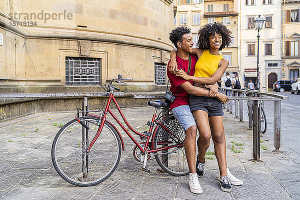 Glückliches junges Paar mit Fahrrad in der Stadt  Florenz  Italien