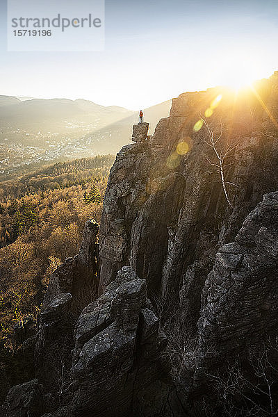 Mann steht auf Felsnadel bei Sonnenuntergang am Battert-Felsen  Baden-Baden  Deutschland