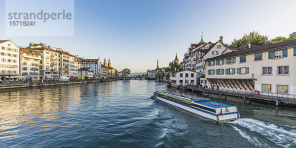 Schweiz  Kanton Zürich  Zürich  Tourenboot auf der Limmat