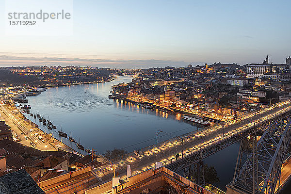 Portugal  Bezirk Porto  Porto  Luftaufnahme der beleuchteten Dom Luis I-Brücke in der Abenddämmerung
