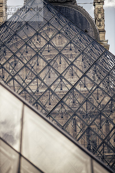 Frankreich  Paris  Nahaufnahme der Glaspyramide des Louvre