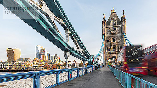Großbritannien  England  London  verschwommene Bewegung eines Doppeldeckerbusses  der im Morgengrauen über die Tower Bridge fährt