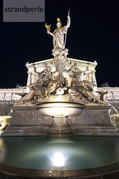Österreich  Wien  Pallas-Athena-Brunnen vor dem Parlamentsgebäude  nachts beleuchtet