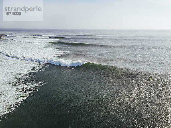 Indonesien  Ost-Java  Luftaufnahme der Surfer in G-Land