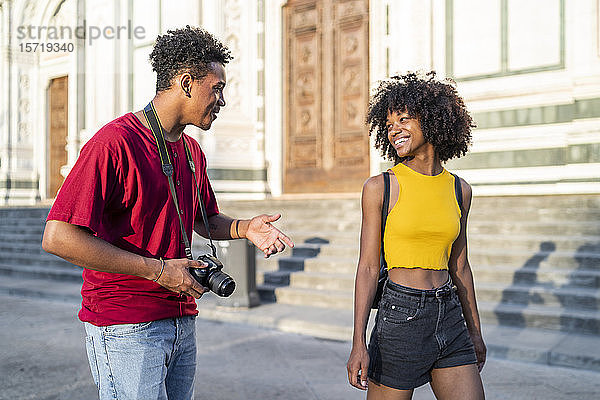 Glückliches junges Touristenpaar bei Spaziergängen und Gesprächen in der Stadt  Florenz  Italien