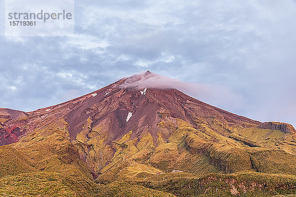 Neuseeland  Vulkan Taranaki im Morgengrauen