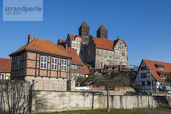 Deutschland  Sachsen-Anhalt  Quedlinburg  Niedrigwinkelansicht der Abtei Quedlinburg und der umliegenden Fachwerkhäuser