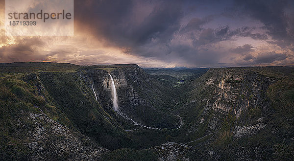 Spanien  Alava  Wasserfall Salto del Nervion bei Sonnenuntergang