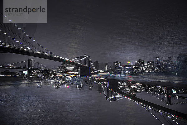 USA  New York  New York City  Manhattan Bridge nachts beleuchtet