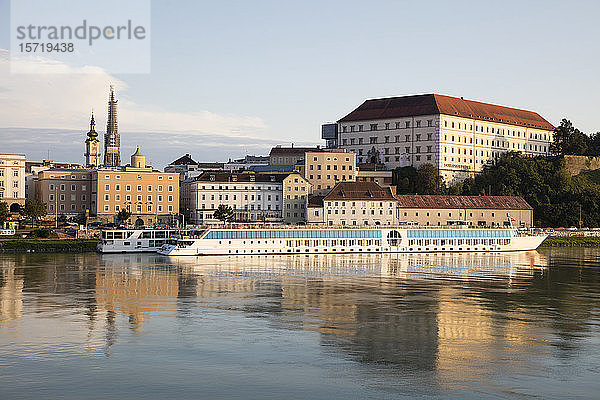 Österreich  Oberösterreich  Linz  Schloss und Kreuzfahrtschiff auf der Donau