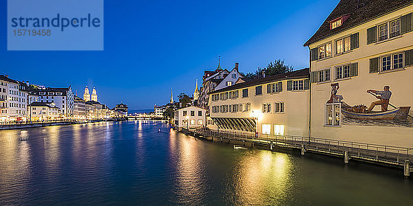 Schweiz  Kanton Zürich  Zürich  Limmat und Bezirk Schipfe bei Nacht