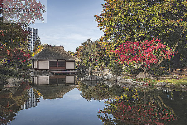Deutschland  Hamburg  Glänzender Teich und japanisches Teehaus im Park Planten un Blomen