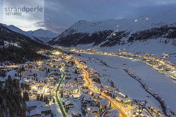 Italien  Provinz Sondrio  Livigno  Luftaufnahme einer beleuchteten Stadt in den italienischen Alpen in der Abenddämmerung