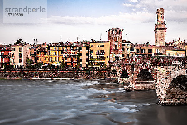 Italien  Venetien  Verona  Ponte Pietra und Etsch