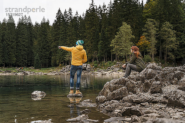 Ehepaar in Laghi di Fusine  Friaul-Julisch Venetien  Italien