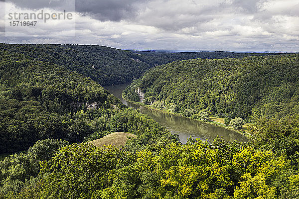 Deutschland  Bayern  Kelheim  Blick auf die Donau  umgeben von grünen bewaldeten Hügeln