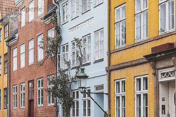 Dänemark  Kopenhagen  Reihe von bunten Wohngebäuden