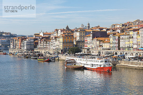 Portugal  Distrikt Porto  Porto  Boote am Douro-Fluss vertäut mit Stadtgebäuden im Hintergrund