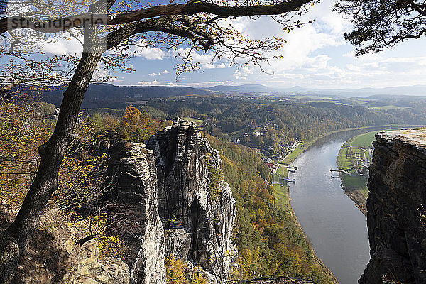 Deutschland  Sachsen  Rathen  Landschaftsbild des Elbtals im Herbst von der Basteifelsformation aus gesehen