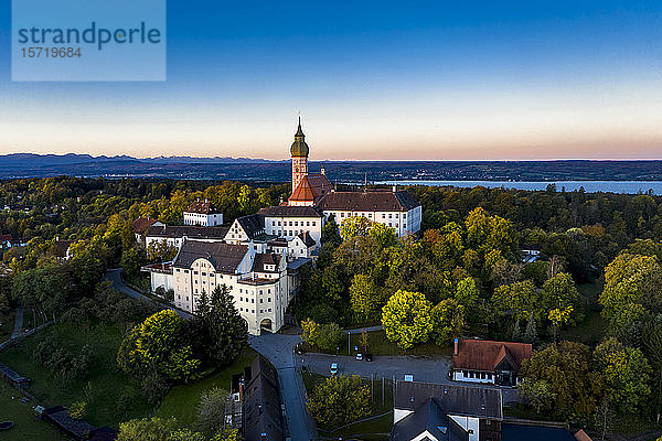 Deutschland  Bayern  Oberbayern  Pfaffenwinkel  Ammersee  Abtei Andechs bei Sonnenaufgang