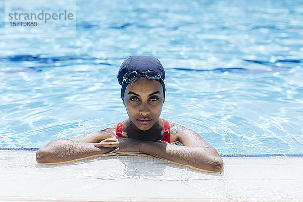 Porträt einer jungen Frau im Schwimmbad