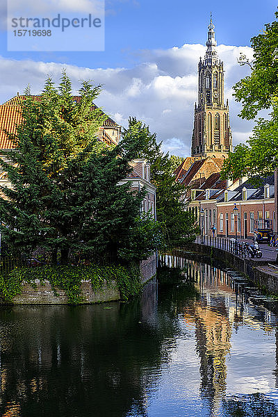 Niederlande  Utrecht  Amersfoort  Marienturm  der sich im Eem-Flusskanal spiegelt