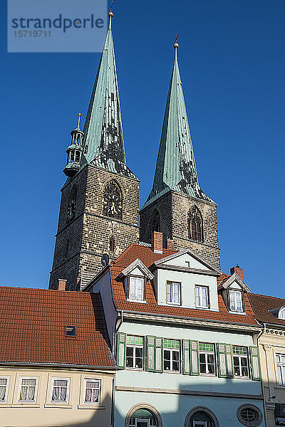 Deutschland  Sachsen-Anhalt  Quedlinburg  Niedrigwinkelansicht der Türme der St.-Nikolai-Kirche