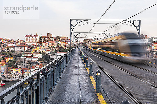 Portugal  Bezirk Porto  Porto  Zug passiert Dom Luis I-Brücke