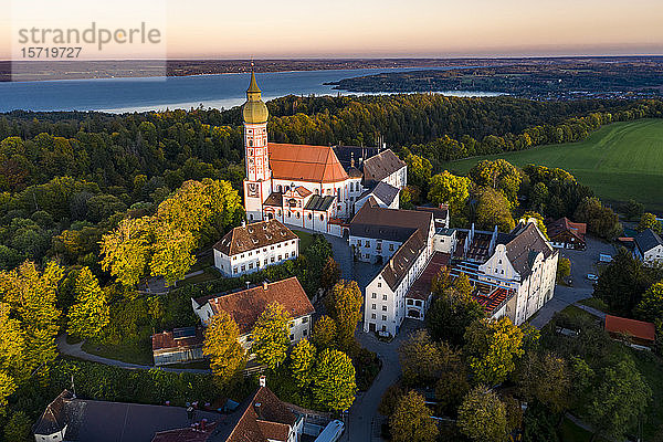 Deutschland  Bayern  Oberbayern  Pfaffenwinkel  Ammersee  Abtei Andechs bei Sonnenaufgang