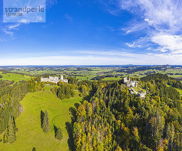 Deutschland  Bayern  Eisenberg  Luftaufnahme der Ruinen der Burgen Hohenfreyberg und Eisenberg auf einem bewaldeten Hügel