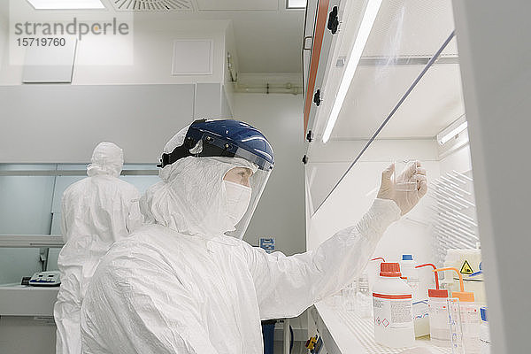 Forscher mit Schutzhelm bei der Arbeit im Labor