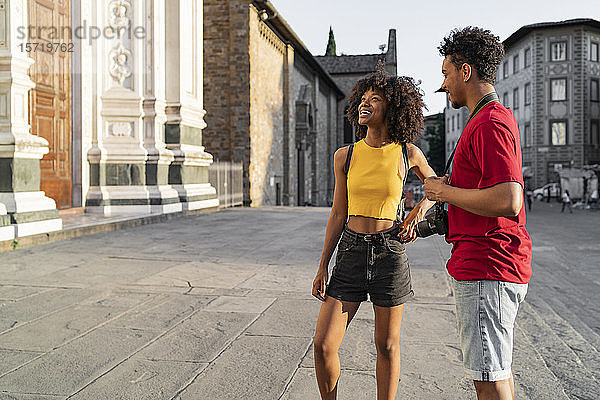 Glückliches junges Touristenpaar erkundet die Stadt  Florenz  Italien