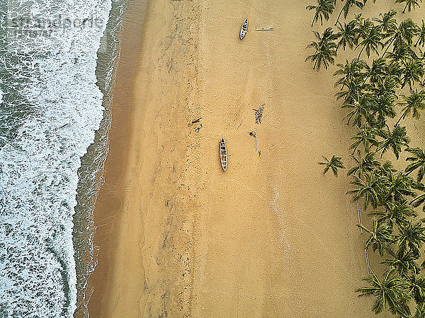 Benin  Luftaufnahme von zwei Fischern  die sich am Sandstrand der Küste entspannen