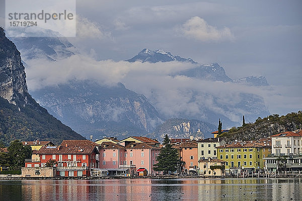 Italien  Trentino  Nago-Torbole  Küstenstadt am Ufer des Gardasees mit Bergen im Hintergrund