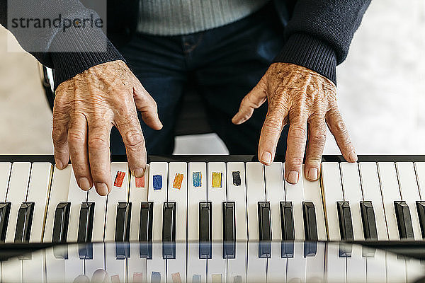 Hände eines älteren Mannes beim Klavierspielen  Nahaufnahme