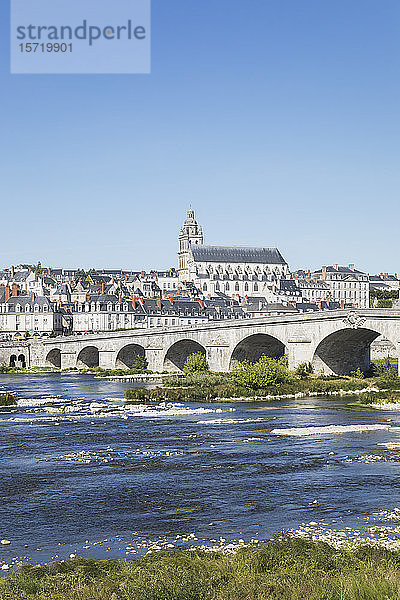 Frankreich  Centre-Val de Loire  Blois  klarer Himmel über der Pont Jacques-Gabriel mit der Stadt im Hintergrund