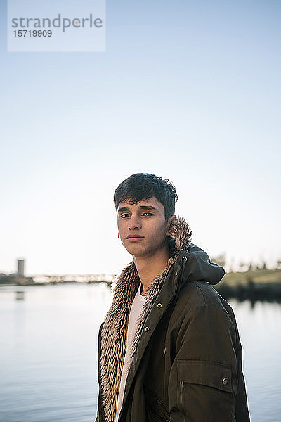 Porträt eines Teenagers vor einem Fluss