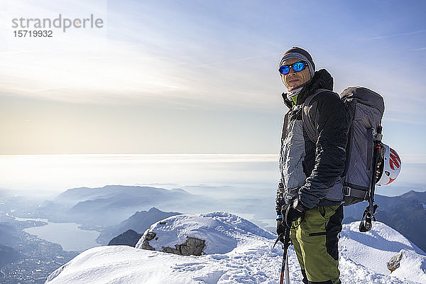 Porträt eines Alpinisten auf einem schneebedeckten Berggipfel  Orobie Alps  Lecco  Italien