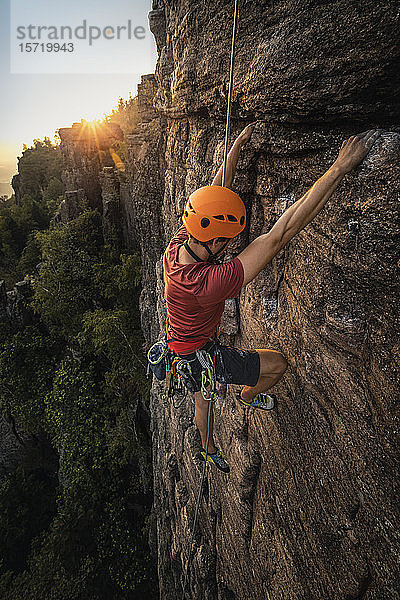 Mann klettert bei Sonnenuntergang am Battert-Felsen  Baden-Baden  Deutschland