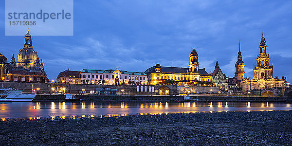 Deutschland  Sachsen  Dresden  Schloss und Dom der Heiligen Dreifaltigkeit am Elbufer in der Abenddämmerung