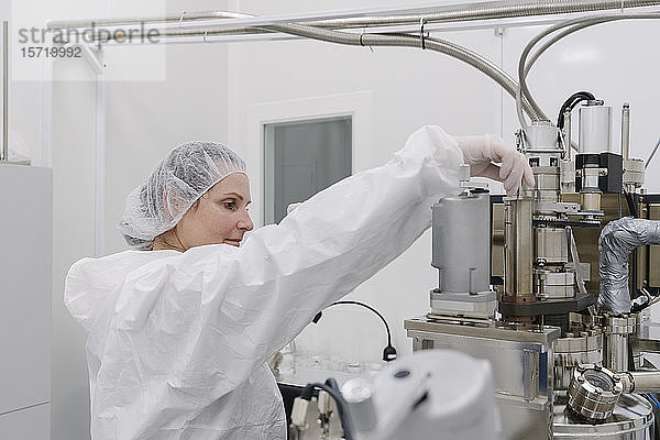 Labortechniker  der im Labor des Wissenschaftszentrums an einem Gerät arbeitet