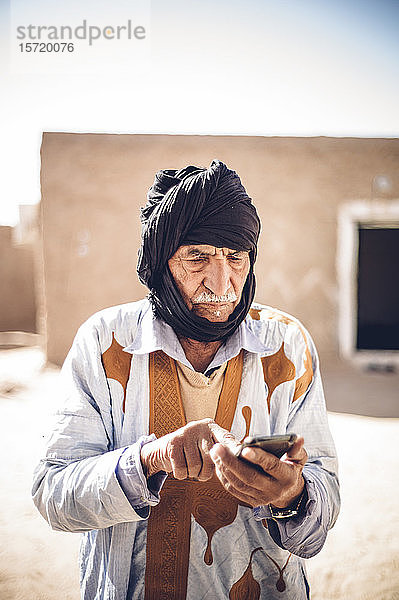 Älterer Mann benutzt Mobiltelefon im Flüchtlingslager Smara  Tindouf  Algerien