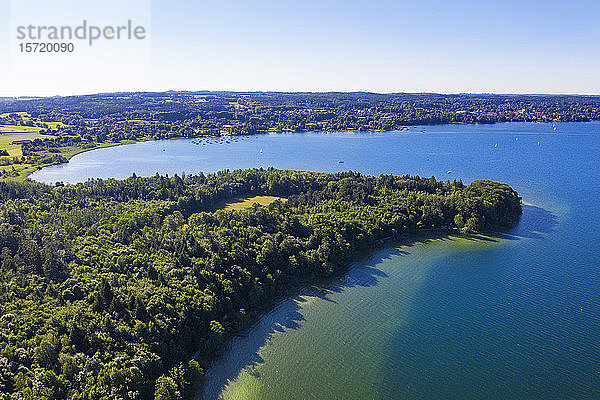 Deutschland  Bayern  Luftaufnahme des grün bewaldeten Ufers des Starnberger Sees