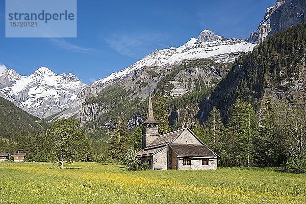 Kirche St. Marien mit Blüemlisalp  Kandersteg  Berner Oberland  Kanton Bern  Schweiz  Europa