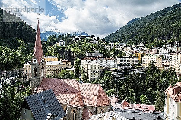 Blick auf das Dorf mit Kirche  Bad Gastein  Nationalpark Hohe Tauern  Österreich  Europa