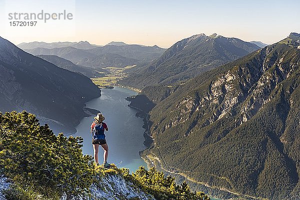 Junge Wanderin  Frau schaut in die Ferne  Blick vom Bärenkopf zum Achensee  links Seebergspitze und Seekarspitze  rechts Rofangebirge  Tirol  Österreich  Europa