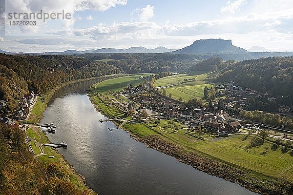 Blick von der Bastei ins Elbtal  Kurort Rathen  hinter Lilienstein  Nationalpark Sächsische Schweiz  Elbsandsteingebirge  Sachsen  Deutschland  Europa