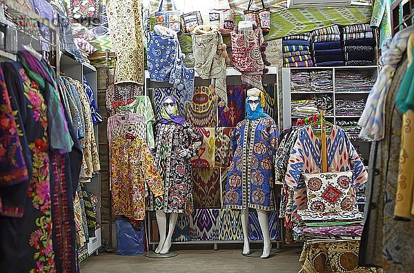 Einkaufen von Frauenkleidung auf dem Basar  Altstadt von Buchara  Provinz Buxoro  Usbekistan  Asien